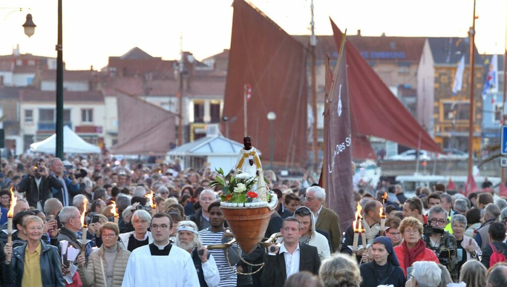 Procession de la Vierge de Rocamadour aux Sables d'Olonne avant le Vendée Globe en 2016